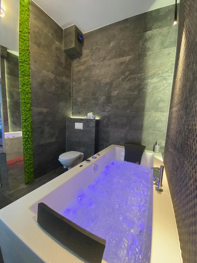 Bialy Z Jacuzzi Apartment *