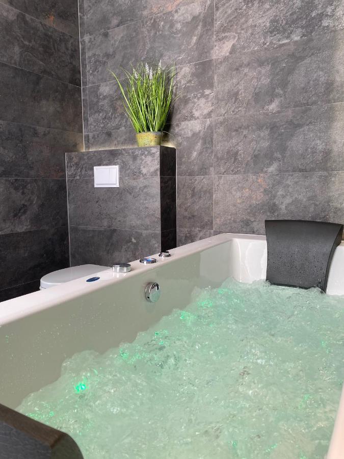 Bialy Z Jacuzzi Apartment Krakau